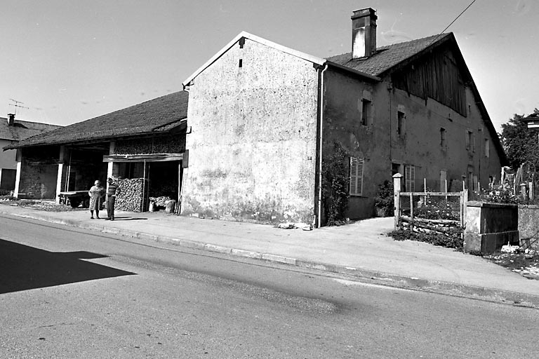 Vue d'ensemble de trois quarts. © Bernard Lardière / Région Bourgogne-Franche-Comté, Inventaire du patrimoine - 1978