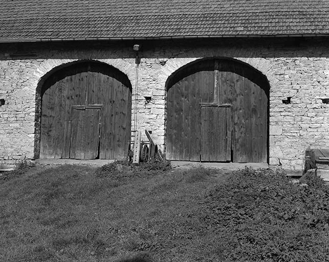 Entrées de granges geminées. © Bernard Lardière / Région Bourgogne-Franche-Comté, Inventaire du patrimoine - 1978