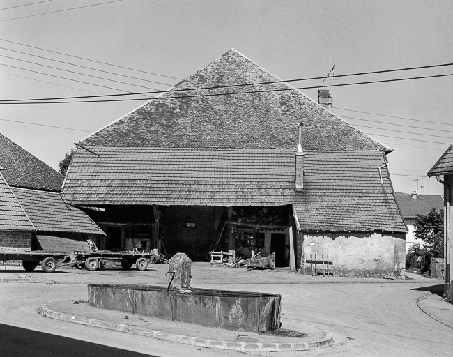 Façade latérale gauche et petite place avec fontaine. © Bernard Lardière / Région Bourgogne-Franche-Comté, Inventaire du patrimoine - 1978