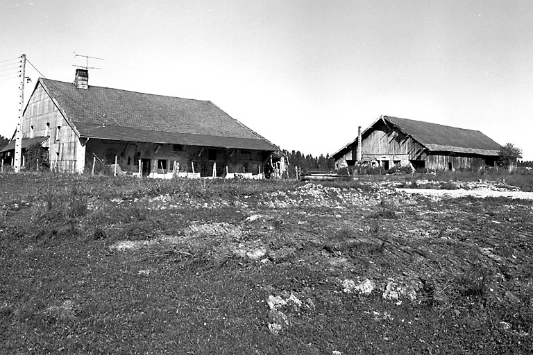 Vue d'ensemble de la ferme et de la dépendance. © Bernard Lardière / Région Bourgogne-Franche-Comté, Inventaire du patrimoine - 1978