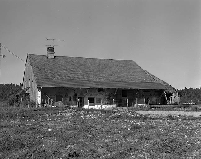 Façade latérale droite. © Bernard Lardière / Région Bourgogne-Franche-Comté, Inventaire du patrimoine - 1978