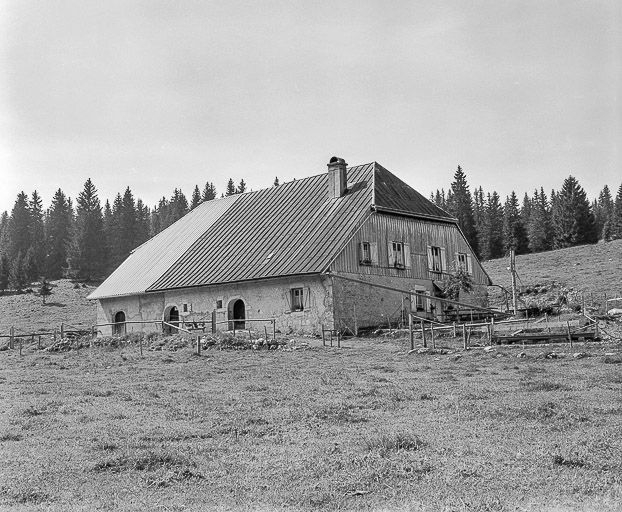 Façade antérieure et latérale gauche. © Yves Sancey / Région Bourgogne-Franche-Comté, Inventaire du patrimoine - 1978