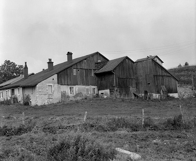 Ferme à Villedieu-les-Rochejean : façade antérieure et latérale droite. © Yves Sancey / Région Bourgogne-Franche-Comté, Inventaire du patrimoine - 1978