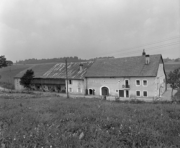 Fermes situées à Villedieu-les-Rochejean : façades sur rue. © Yves Sancey / Région Bourgogne-Franche-Comté, Inventaire du patrimoine - 1978
