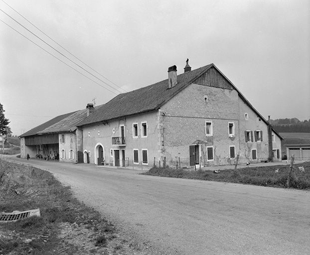 Fermes Villedieu-les-Rochejean : vue de trois quarts droit. © Yves Sancey / Région Bourgogne-Franche-Comté, Inventaire du patrimoine - 1978