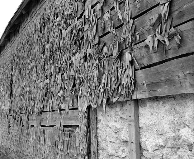 Façade latérale droite en 1978. Elle est protégée par un essentage de bardeaux cloués. © Yves Sancey / Région Bourgogne-Franche-Comté, Inventaire du patrimoine - 1978