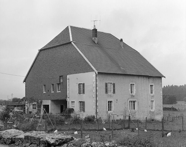 Ferme située rue du Jura, derrière l'oratoire : façades antérieure et latérale droite. © Yves Sancey / Région Bourgogne-Franche-Comté, Inventaire du patrimoine - 1978