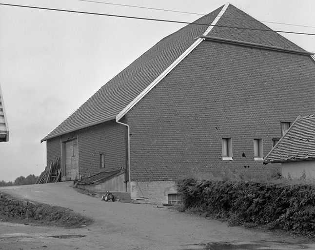 Ferme située rue du Jura, derrière l'oratoire : façades antérieure et latérale gauche. © Yves Sancey / Région Bourgogne-Franche-Comté, Inventaire du patrimoine - 1978