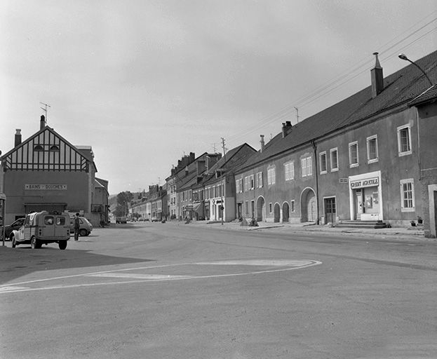 Vue depuis la place de la Mairie. © Yves Sancey / Région Bourgogne-Franche-Comté, Inventaire du patrimoine - 1978