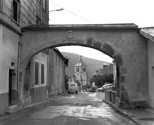 Ancienne porte aux armes de Jougne et rue menant à l'église. © Yves Sancey / Région Bourgogne-Franche-Comté, Inventaire du patrimoine - 1978
