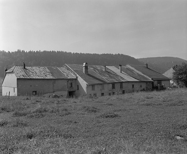 Façades postérieures des fermes situées avenue des Turquoises. © Yves Sancey / Région Bourgogne-Franche-Comté, Inventaire du patrimoine - 1978