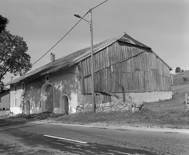Ferme située 5 Grande Rue au lieudit Chez Vuillet : façades antérieure et latérale droite. © Yves Sancey / Région Bourgogne-Franche-Comté, Inventaire du patrimoine - 1978