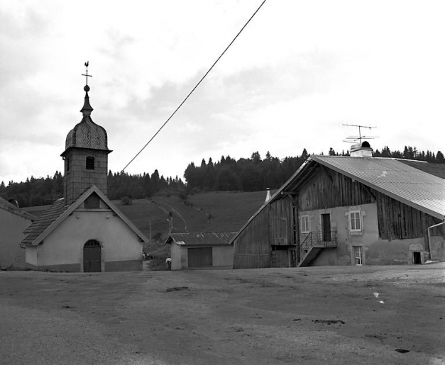 Place du village et chapelle. © Yves Sancey / Région Bourgogne-Franche-Comté, Inventaire du patrimoine - 1978