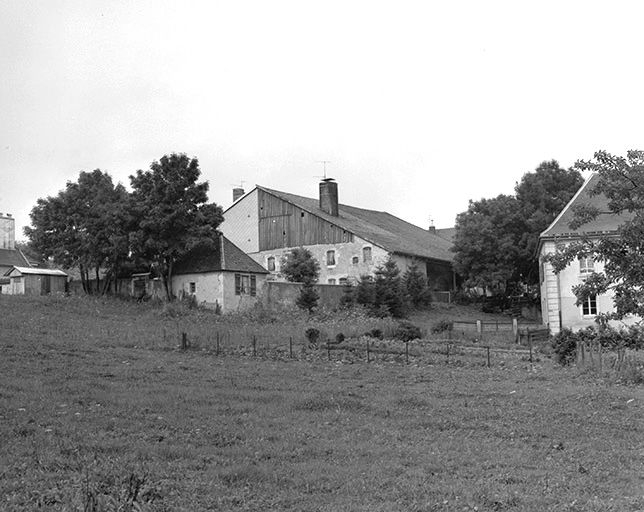 Pignon habitation et mur d'enclos du jardin potager. © Yves Sancey / Région Bourgogne-Franche-Comté, Inventaire du patrimoine - 1978
