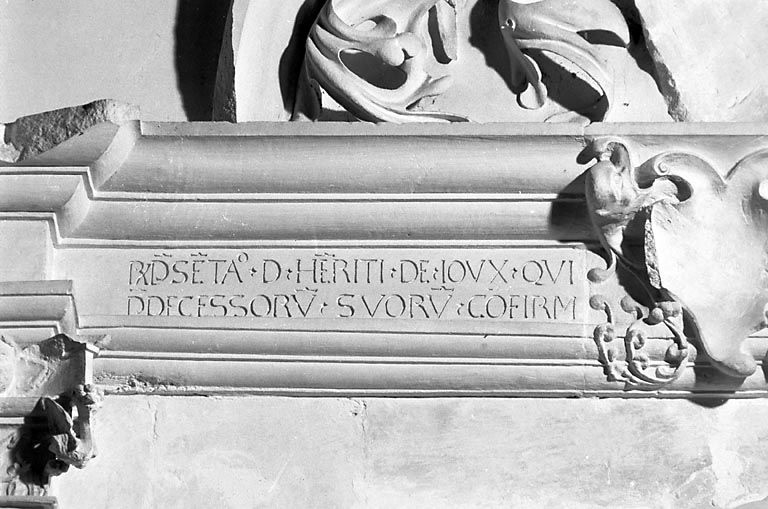 Détail : inscription de l'entablement, partie gauche. © Yves Sancey / Région Bourgogne-Franche-Comté, Inventaire du patrimoine - 1978