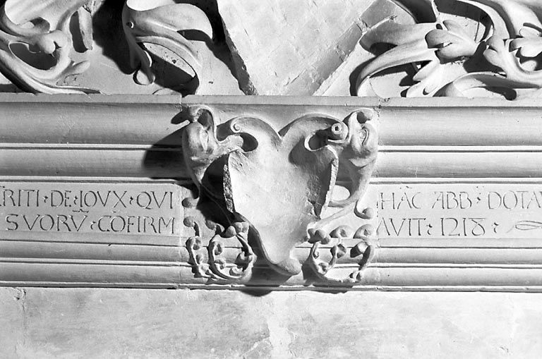 Détail : inscription de l'entablement, partie centrale. © Yves Sancey / Région Bourgogne-Franche-Comté, Inventaire du patrimoine - 1978