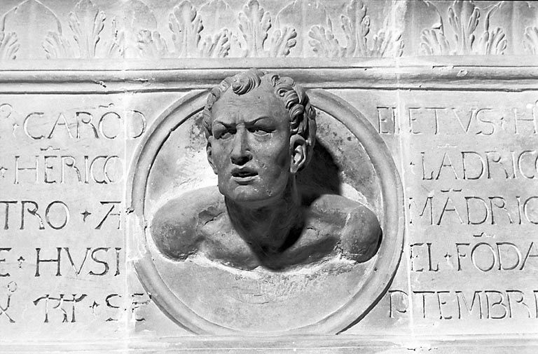 Détail : buste de la partie inférieure. © Yves Sancey / Région Bourgogne-Franche-Comté, Inventaire du patrimoine - 1978