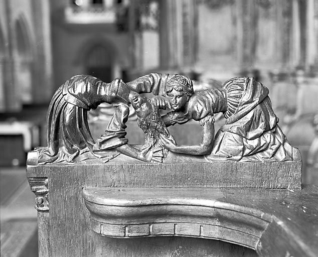 Jouée V des stalles nord, statuettes supérieures (avec fond). © Yves Sancey / Région Bourgogne-Franche-Comté, Inventaire du patrimoine - 1978
