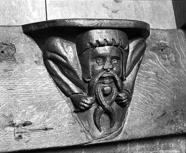 Miséricorde de la stalle haute nord n° 5, de trois quarts. © Yves Sancey / Région Bourgogne-Franche-Comté, Inventaire du patrimoine - 1978