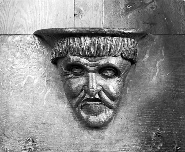 Miséricorde de la stalle haute nord n° 10, de face. © Yves Sancey / Région Bourgogne-Franche-Comté, Inventaire du patrimoine - 1978