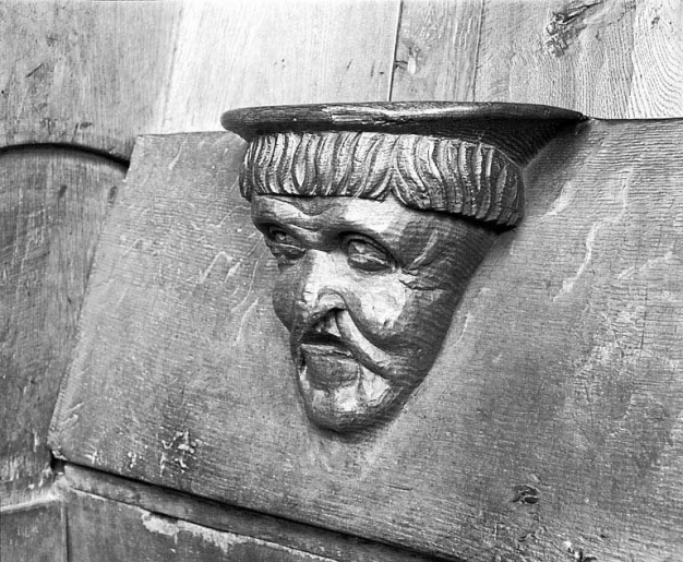 Miséricorde de la stalle haute nord n° 10, de trois quarts. © Yves Sancey / Région Bourgogne-Franche-Comté, Inventaire du patrimoine - 1978