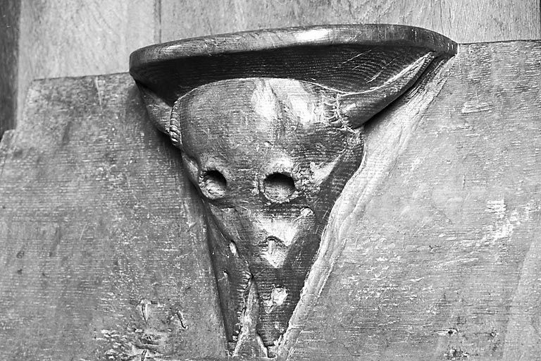 Miséricorde de la stalle haute sud n° 3, de trois quarts. © Yves Sancey / Région Bourgogne-Franche-Comté, Inventaire du patrimoine - 1978