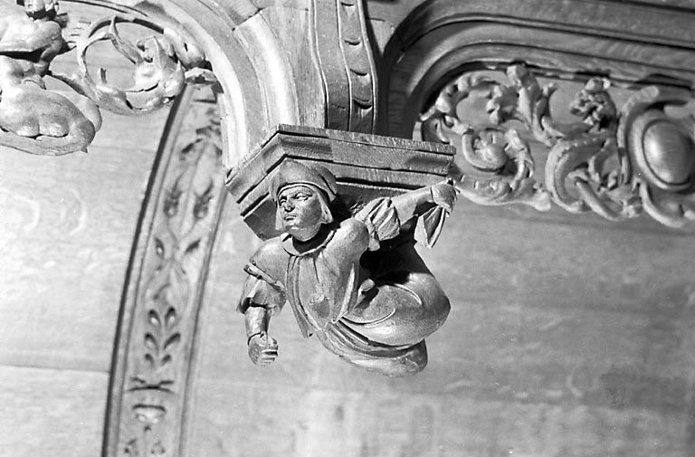 Statuette de la retombée n° 16 des stalles nord, vue de trois quarts. © Yves Sancey / Région Bourgogne-Franche-Comté, Inventaire du patrimoine - 1978