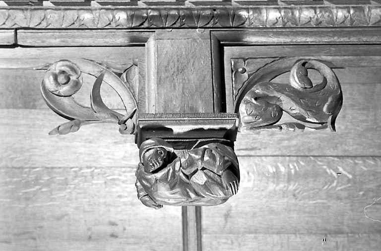 Statuette de la retombée n° 11 des stalles sud. © Yves Sancey / Région Bourgogne-Franche-Comté, Inventaire du patrimoine - 1978