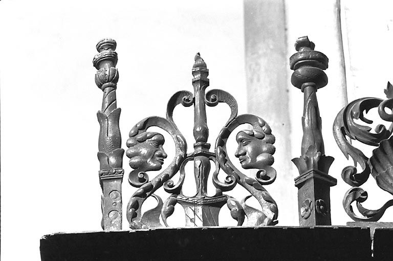 Couronnement n° 5 des stalles sud. © Yves Sancey / Région Bourgogne-Franche-Comté, Inventaire du patrimoine - 1978