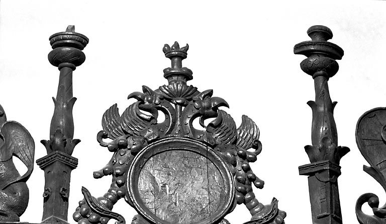 Couronnement n° 10 des stalles sud. © Yves Sancey / Région Bourgogne-Franche-Comté, Inventaire du patrimoine - 1978