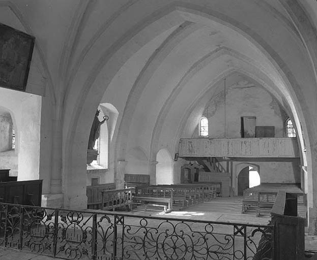 Intérieur : élévation droite vue depuis le choeur. © Yves Sancey / Région Bourgogne-Franche-Comté, Inventaire du patrimoine - 1978
