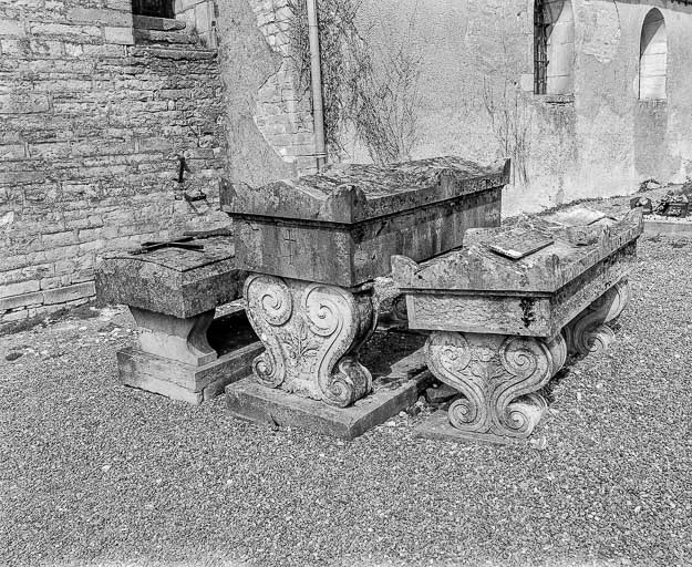 3 monuments funéraires (19e siècle) du cimetière autour de l'église. © Yves Sancey / Région Bourgogne-Franche-Comté, Inventaire du patrimoine - 1978