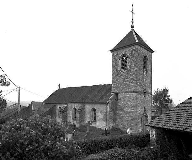 Extérieur : clocher et façade latérale gauche. © Yves Sancey / Région Bourgogne-Franche-Comté, Inventaire du patrimoine - 1978
