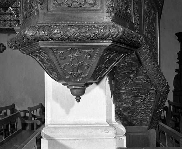 Détail : le culot et le dessous de l'escalier. © Yves Sancey / Région Bourgogne-Franche-Comté, Inventaire du patrimoine - 1979