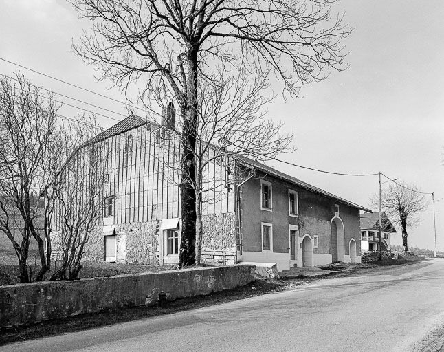 Ferme située 5 Grande Rue au lieudit Chez Vuillet : façades antérieure et latérale gauche. © Dominique Dominguez / Région Bourgogne-Franche-Comté, Inventaire du patrimoine - 1979