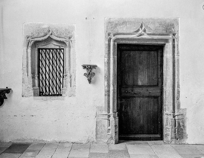 Intérieur : porte conduisant à la sacristie. © Yves Sancey / Région Bourgogne-Franche-Comté, Inventaire du patrimoine - 1979