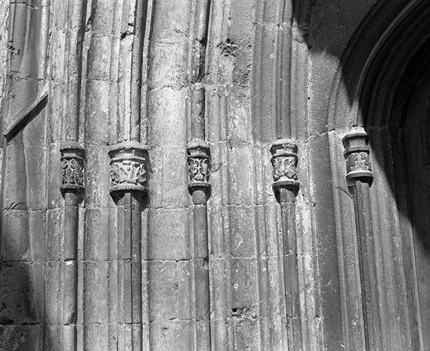 Détail du portail : les colonnettes du côté gauche. © Yves Sancey / Région Bourgogne-Franche-Comté, Inventaire du patrimoine - 1979