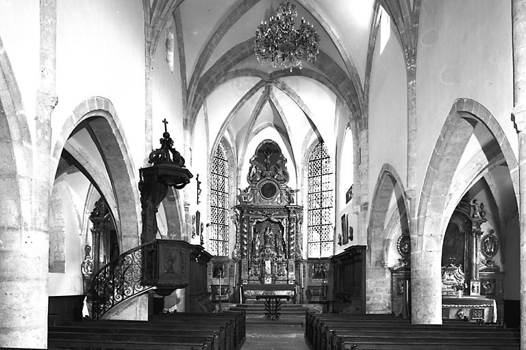 Intérieur : la nef et le choeur vus depuis l'entrée. © Yves Sancey / Région Bourgogne-Franche-Comté, Inventaire du patrimoine - 1979