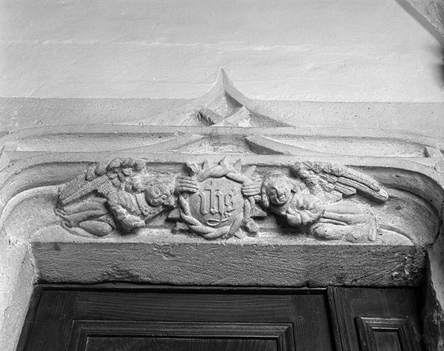 Intérieur : linteau de la porte conduisant à la chapelle. © Yves Sancey / Région Bourgogne-Franche-Comté, Inventaire du patrimoine - 1979