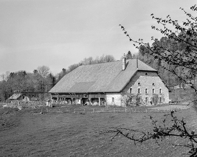 Façades antérieure et latérale gauche. © Dominique Dominguez / Région Bourgogne-Franche-Comté, Inventaire du patrimoine - 1979