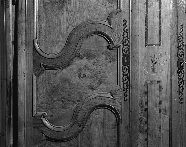 Armoire : détail d'un battant. © Dominique Dominguez / Région Bourgogne-Franche-Comté, Inventaire du patrimoine - 1979