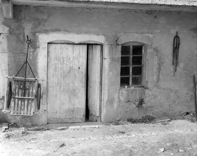 Porte d'entrée de la petite écurie. © Dominique Dominguez / Région Bourgogne-Franche-Comté, Inventaire du patrimoine - 1979