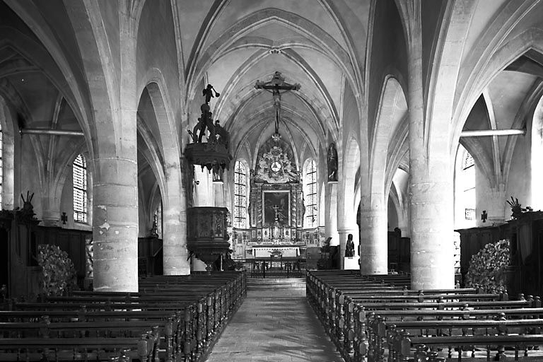 Intérieur : la nef et le choeur vus depuis l'entrée. © Yves Sancey / Région Bourgogne-Franche-Comté, Inventaire du patrimoine - 1979