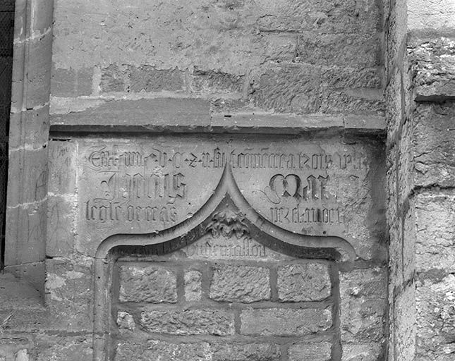 Détail de la face latérale droite : linteau de l'ancienne porte. © Dominique Dominguez / Région Bourgogne-Franche-Comté, Inventaire du patrimoine - 1979