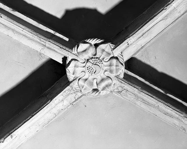 Intérieur : 4ème travée du collatéral droit, clef annulaire de la chapelle des vignerons. © Yves Sancey / Région Bourgogne-Franche-Comté, Inventaire du patrimoine - 1979