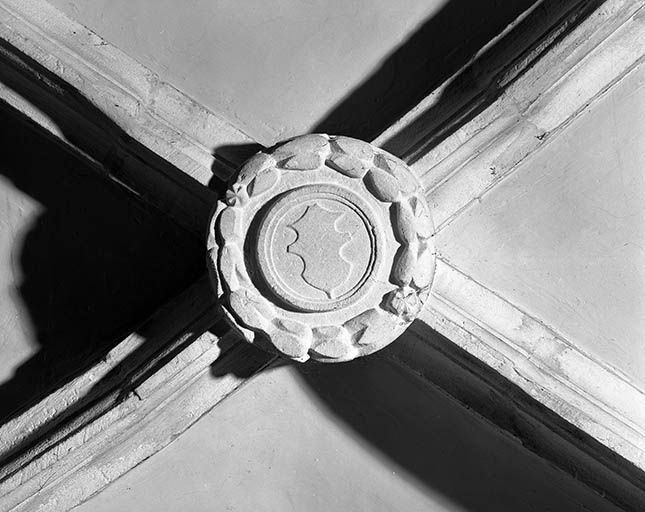 Intérieur : 5ème travée du collatéral droit, clef annulaire de la chapelle des tanneurs. © Yves Sancey / Région Bourgogne-Franche-Comté, Inventaire du patrimoine - 1979