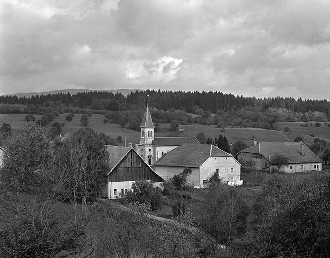 Vue de l'église et du village. © Dominique Dominguez / Région Bourgogne-Franche-Comté, Inventaire du patrimoine - 1979
