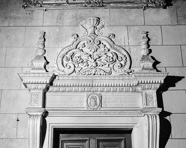 Intérieur : inscription au-dessus de la porte d'entrée de la sacristie. © Yves Sancey / Région Bourgogne-Franche-Comté, Inventaire du patrimoine - 1979