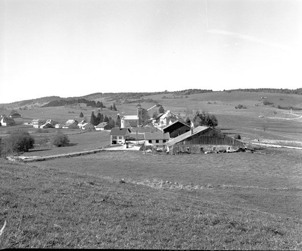 Vue d'ensemble du village, depuis le nord-est. © Yves Sancey / Région Bourgogne-Franche-Comté, Inventaire du patrimoine - 1979