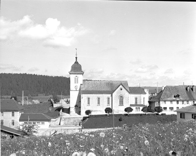 Vue d'ensemble avec le presbytère. © Yves Sancey / Région Bourgogne-Franche-Comté, Inventaire du patrimoine - 1979